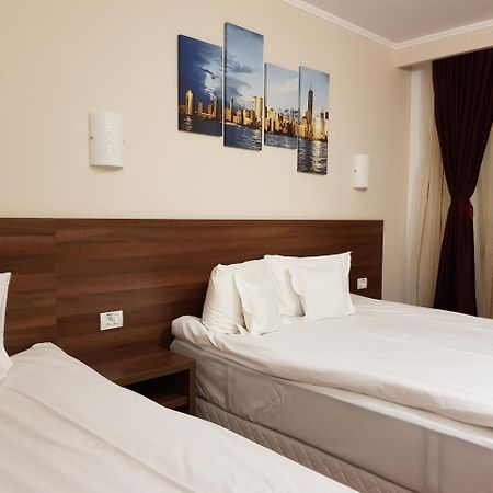 Hotel Hermes อัลบายูเลีย ภายนอก รูปภาพ