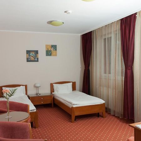 Hotel Hermes อัลบายูเลีย ภายนอก รูปภาพ