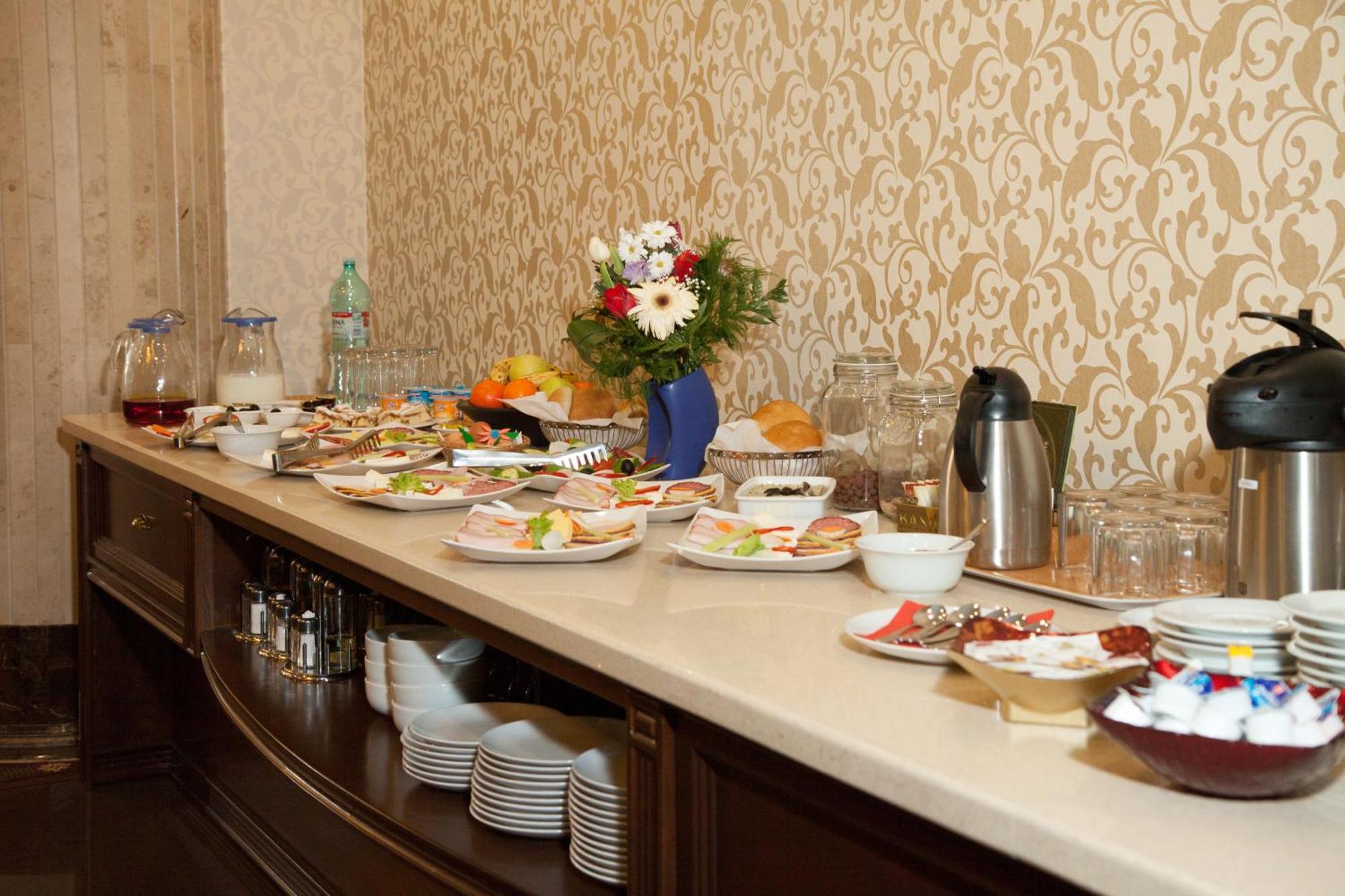 Hotel Hermes อัลบายูเลีย ภายนอก รูปภาพ