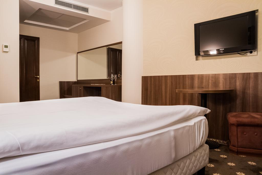 Hotel Hermes อัลบายูเลีย ภายนอก รูปภาพ