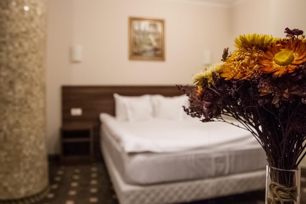 Hotel Hermes อัลบายูเลีย ภายนอก รูปภาพ