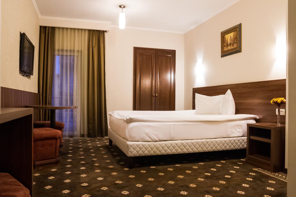 Hotel Hermes อัลบายูเลีย ภายนอก รูปภาพ