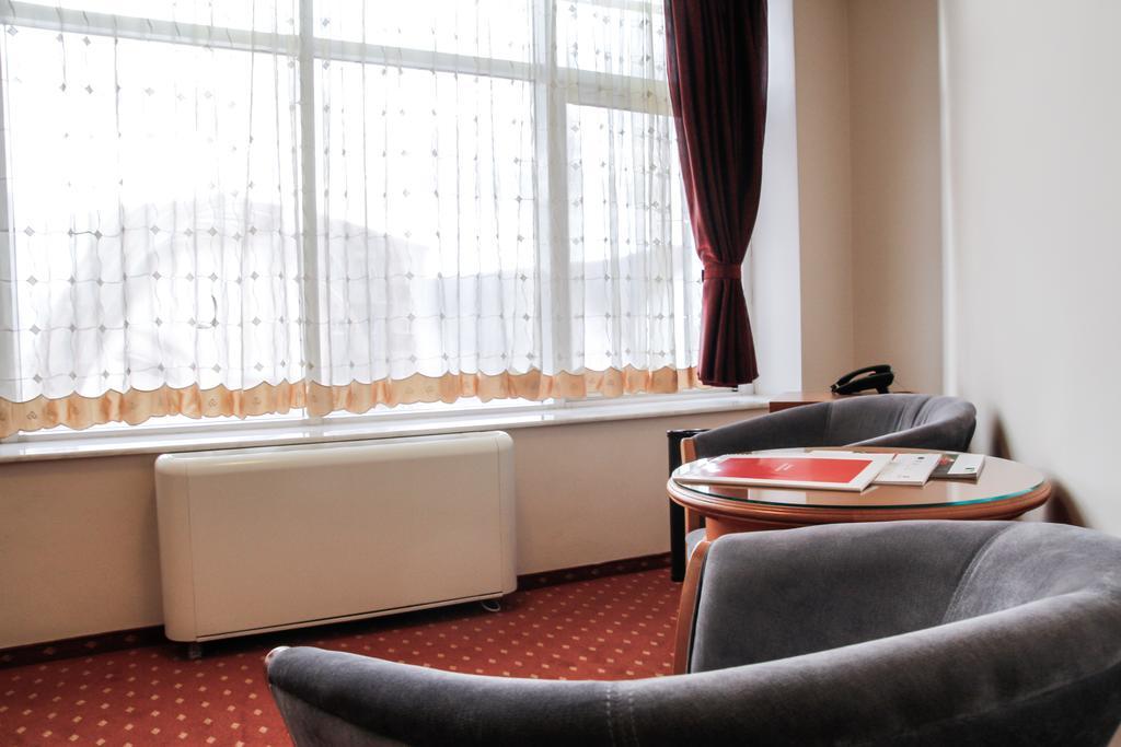 Hotel Hermes อัลบายูเลีย ภายนอก รูปภาพ
