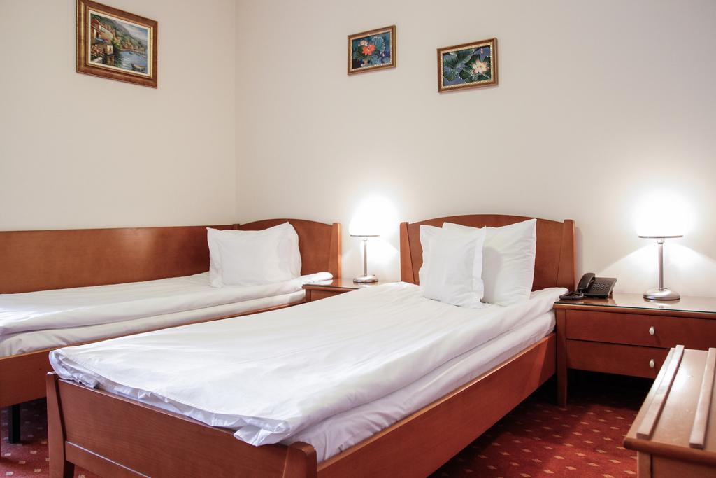 Hotel Hermes อัลบายูเลีย ภายนอก รูปภาพ
