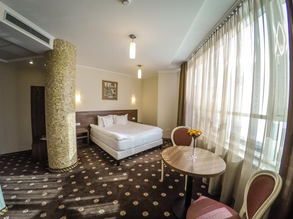 Hotel Hermes อัลบายูเลีย ภายนอก รูปภาพ