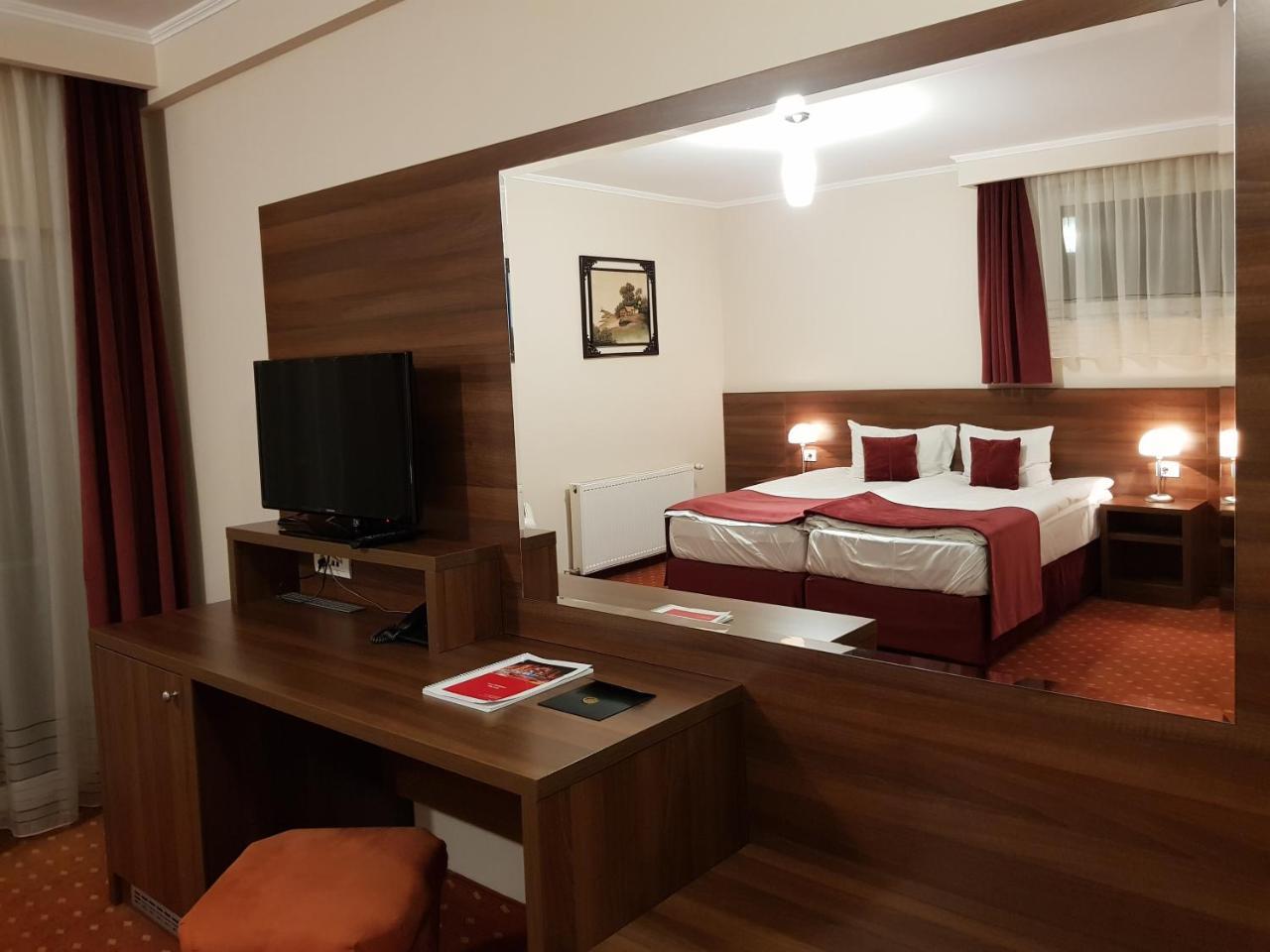 Hotel Hermes อัลบายูเลีย ภายนอก รูปภาพ