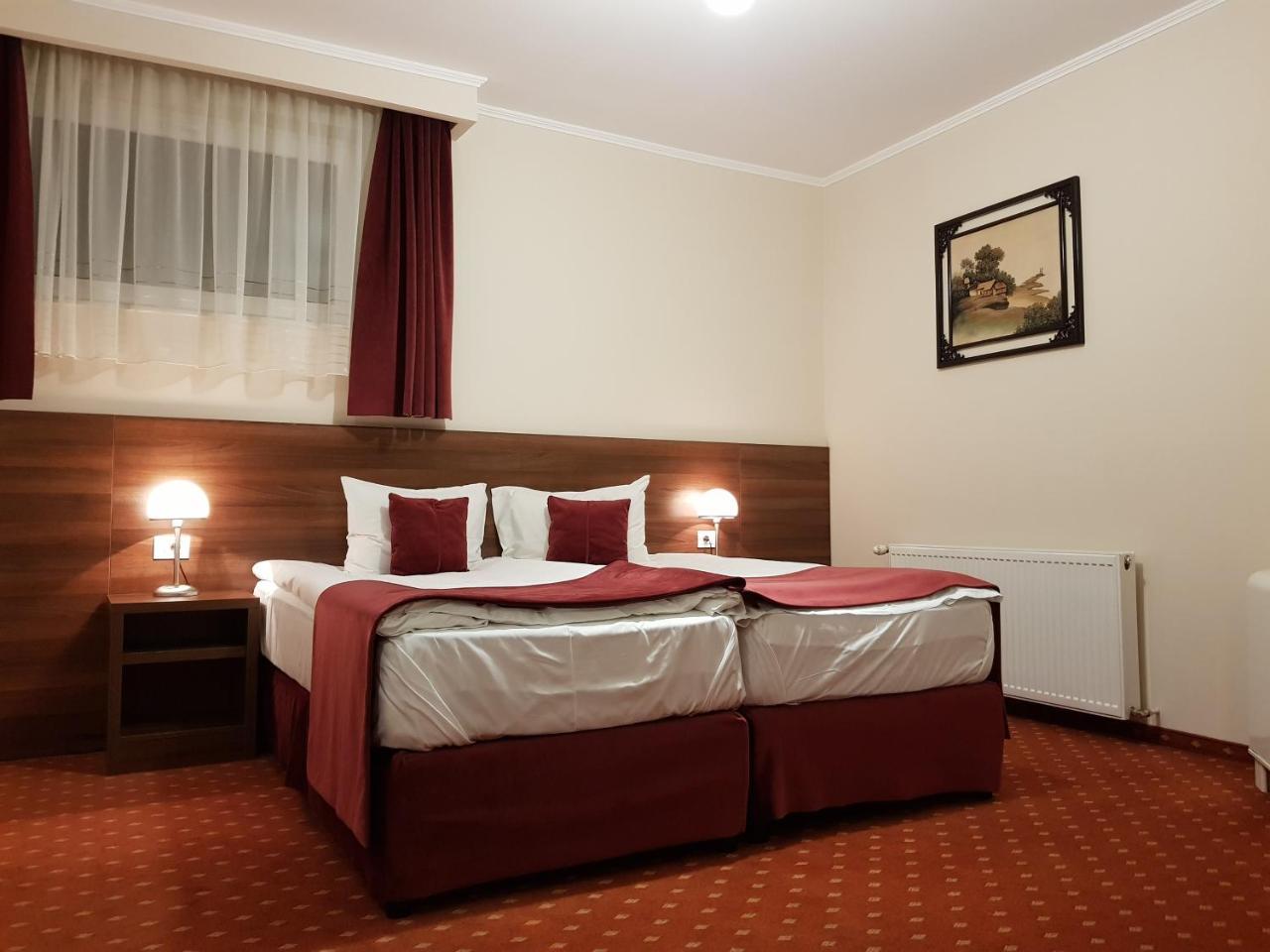Hotel Hermes อัลบายูเลีย ภายนอก รูปภาพ