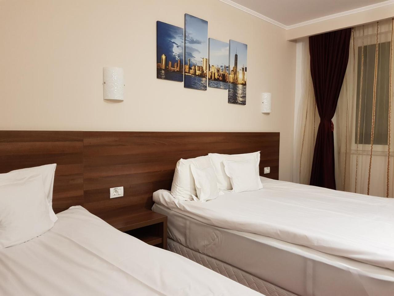 Hotel Hermes อัลบายูเลีย ภายนอก รูปภาพ