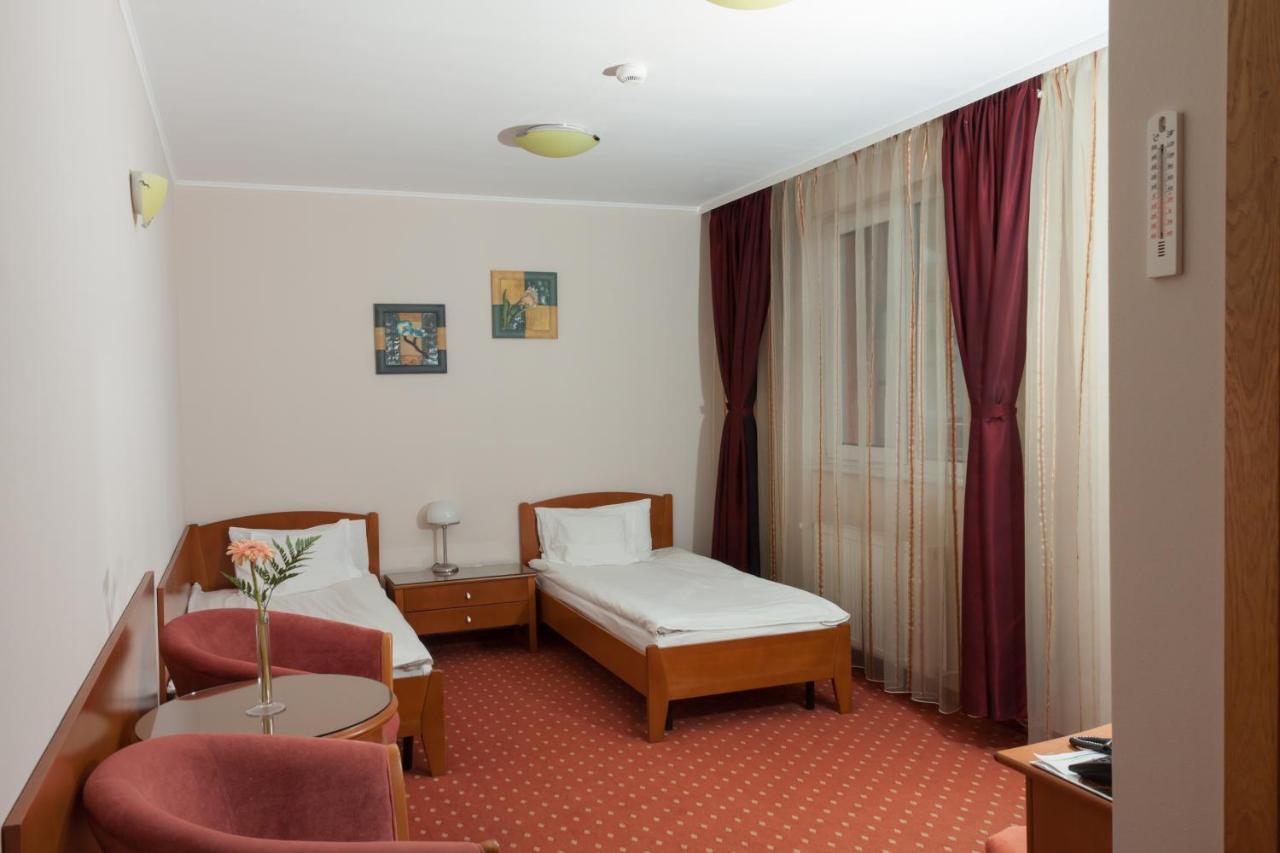 Hotel Hermes อัลบายูเลีย ภายนอก รูปภาพ