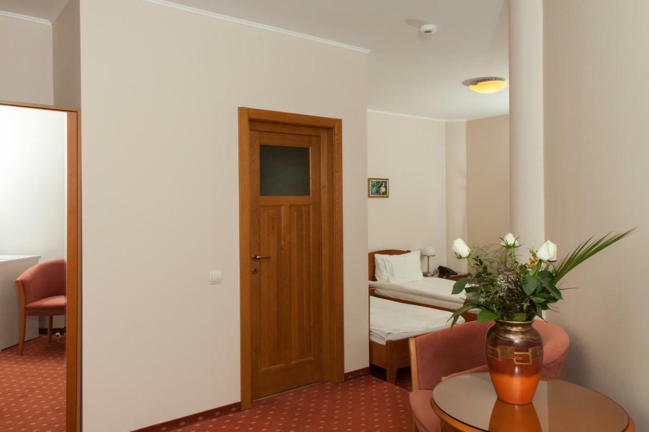 Hotel Hermes อัลบายูเลีย ภายนอก รูปภาพ