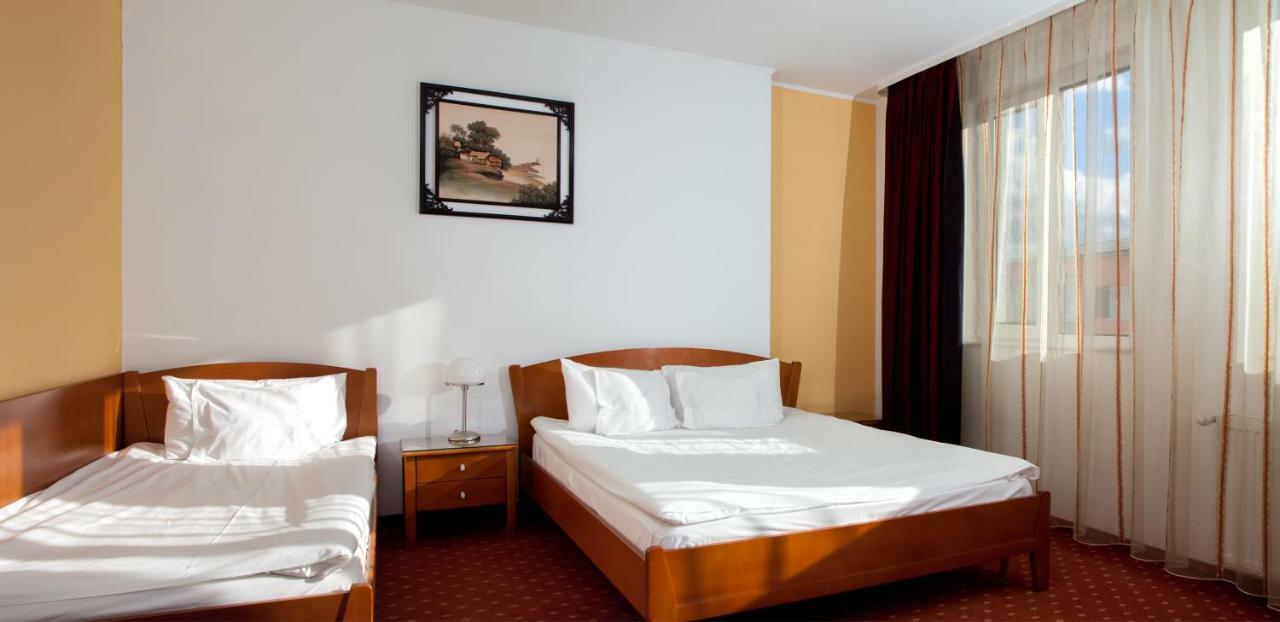 Hotel Hermes อัลบายูเลีย ภายนอก รูปภาพ